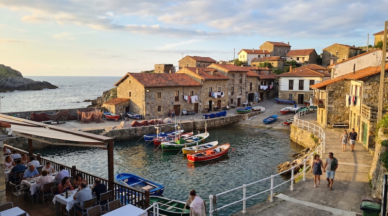 De los pocos pueblos pesqueros de Asturias que aún conserva su esencia tradicional: se viene a comer rico, pasear y disfrutar del mar